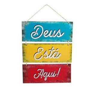 Placa Decorativa Suspensa Sisal Decoração Deus Está Aqui 3 Partes MDF